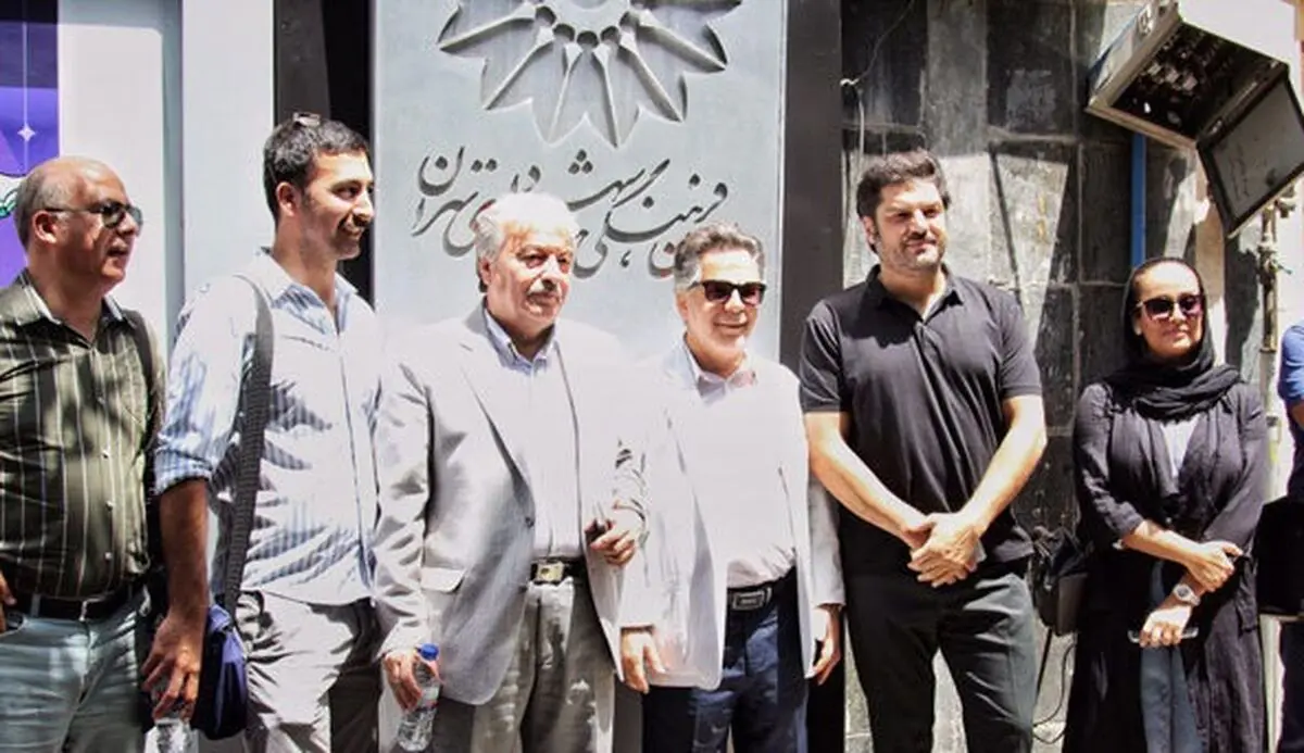 تجمع اعتراضی عوامل فیلم «دشمن زن» مقابل سازمان فرهنگی هنری شهرداری