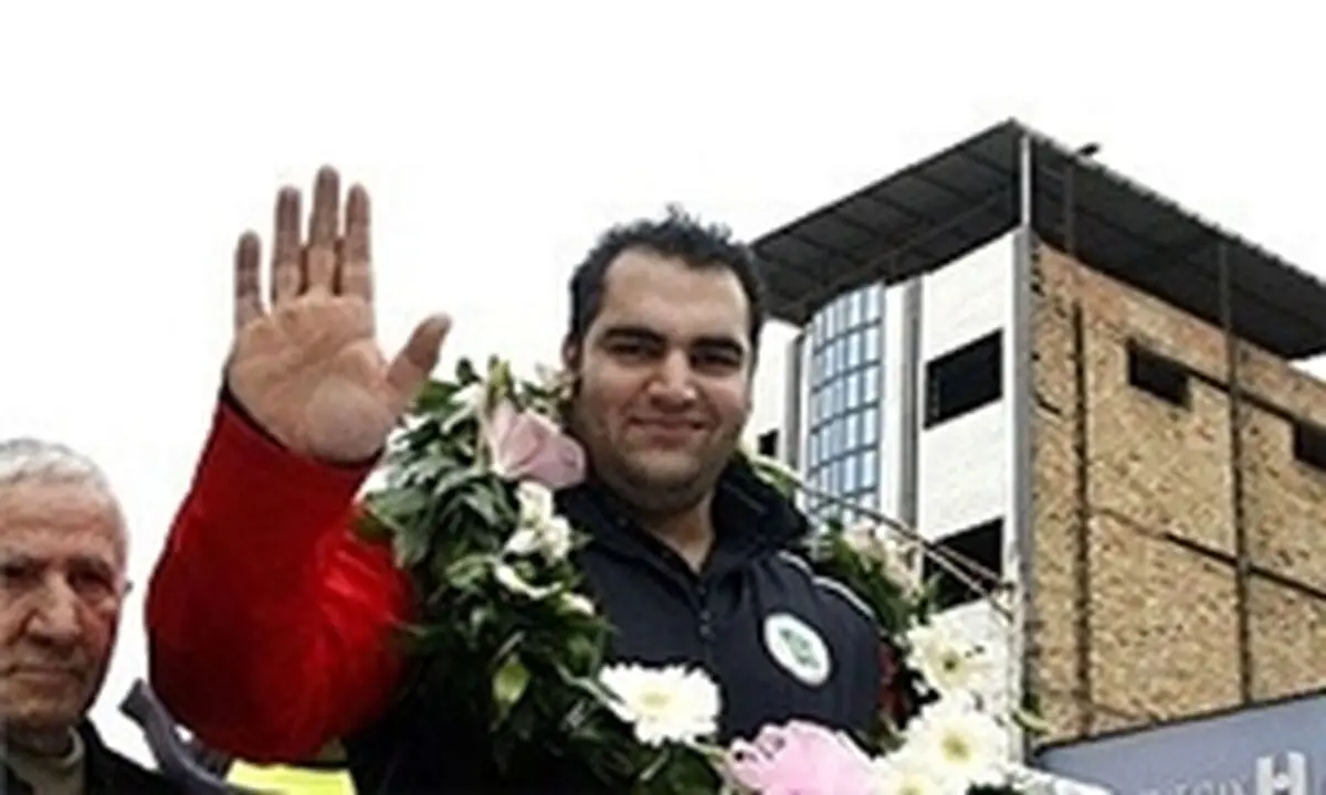 ورود قوی‌ترین مرد جهان به ورزشگاه