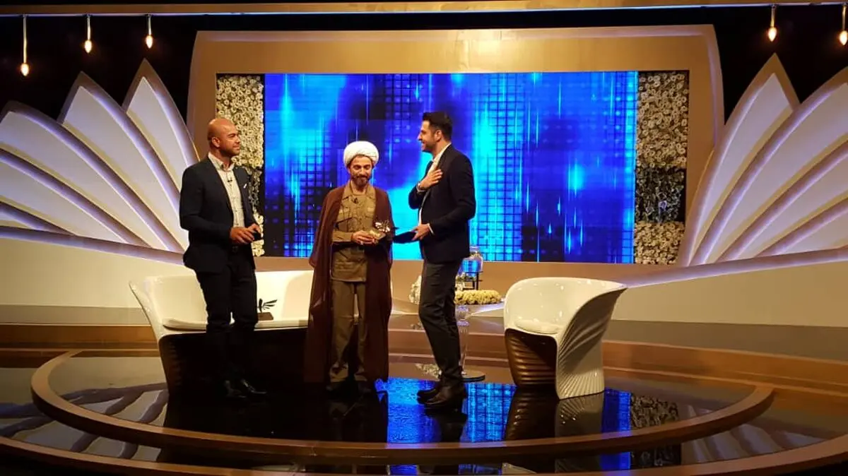 مهمان متفاوت علی ضیا/حضور طلبه جوان با لباس رزم روی آنتن
