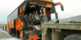 مصدومیت 12 مسافر اتوبوس در تصادف زنجان