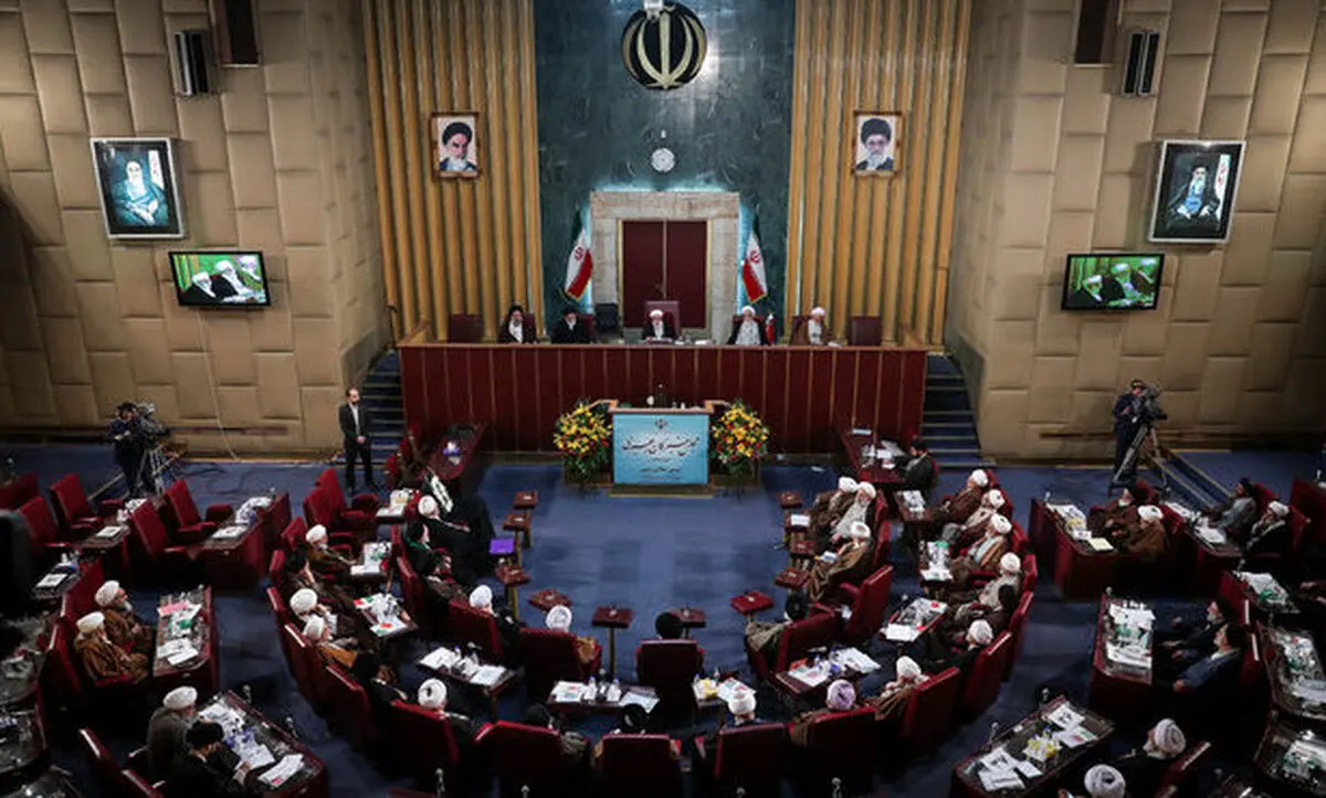 علوی روی صندلی مصباح یزدی نشست!