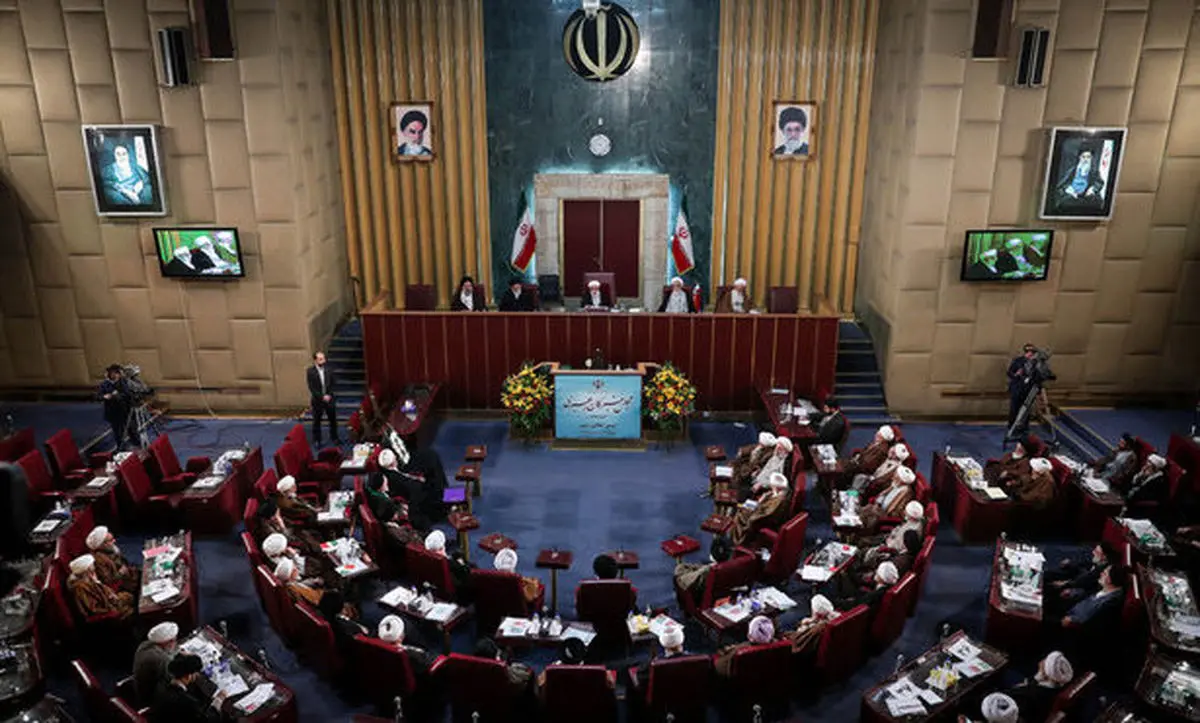 علوی روی صندلی مصباح یزدی نشست!