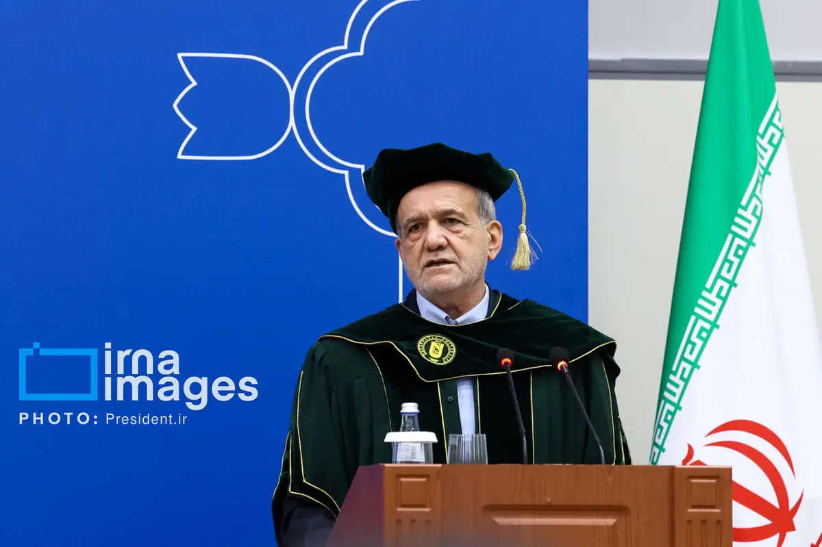 پزشکیان با لباس جالب دکترای افتخاری