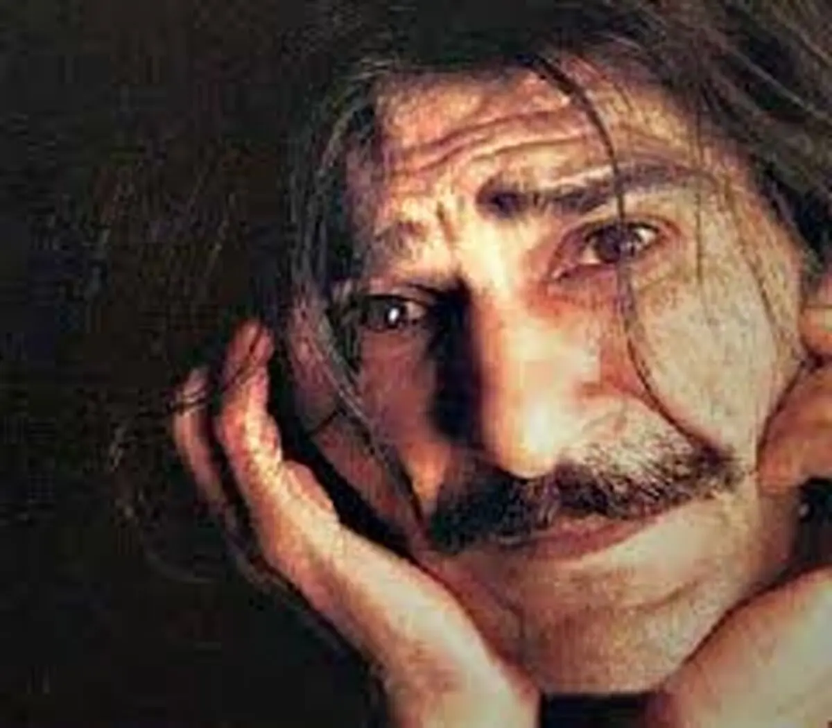 دختر آقای بازیگر بر سر مزار پدرش/عکس