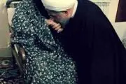 بوسه روحانی بر دستان پرمهر مادرش / عکس