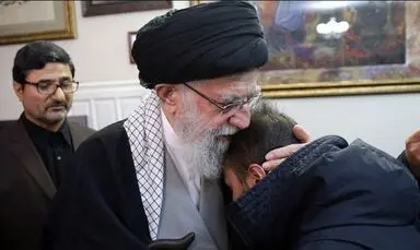 حضور رهبر انقلاب در منزل حاج قاسم سلیمانی