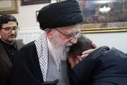 فیلم دیده نشده از حضور مقام معظم رهبری در منزل شهید حاج قاسم سلیمانی/ فیلم