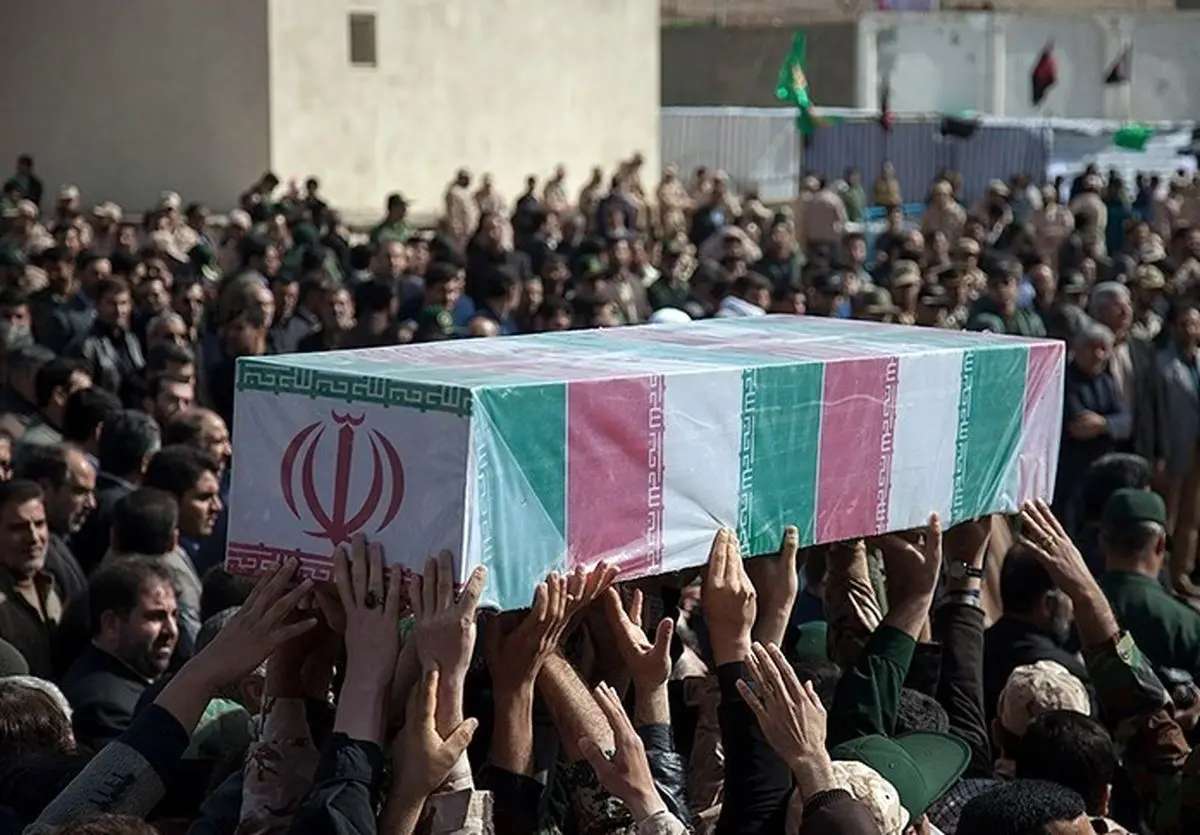 تشییع پیکر مطهر ۱۳۵ شهید گمنام بر دستان مردم تهران تا دقایقی دیگر
