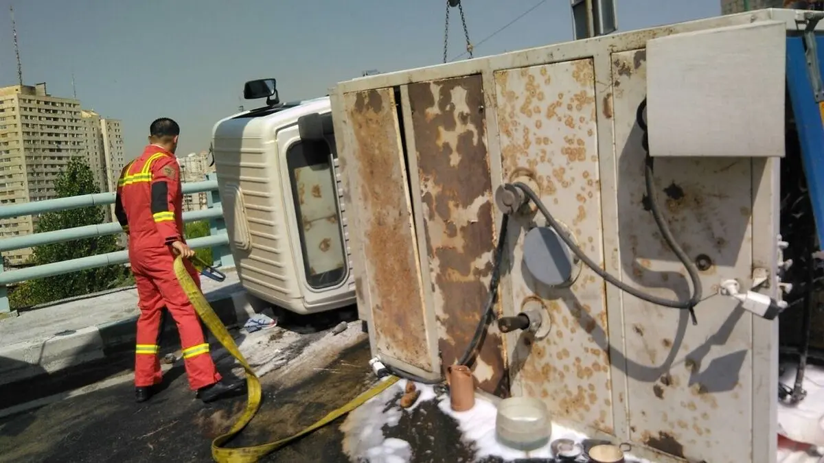 واژگونی یک خودرو حامل بنزین در بزرگراه یادگار امام+ فیلم
