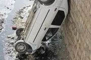 سقوط خودروی ال90در کانال سیل بند لنده+تصاویر