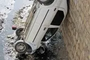 سقوط خودروی ال90در کانال سیل بند لنده+تصاویر