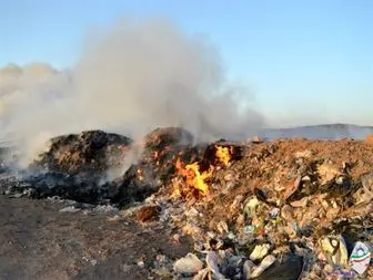 آتش سوزی وسیع در محل دفن زباله های میبد به بار آورد