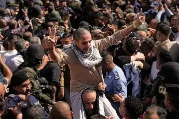 استقبال از اسرای آزاد شده فلسطینی از دریچه دوربین‌ها/گزارش تصویری