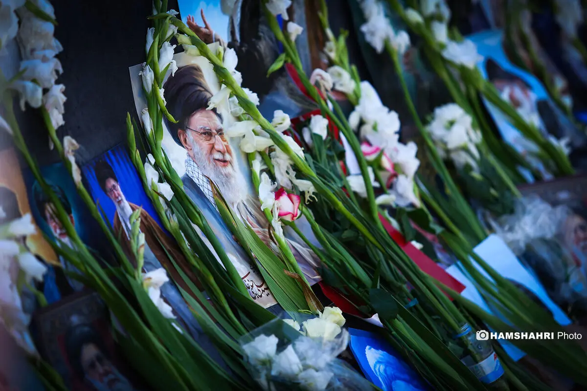 پوستر جدید KHAMENEI.IR به مناسبت وداع مردم ایران عزیز با «آقای شهید ایران» | ببینید