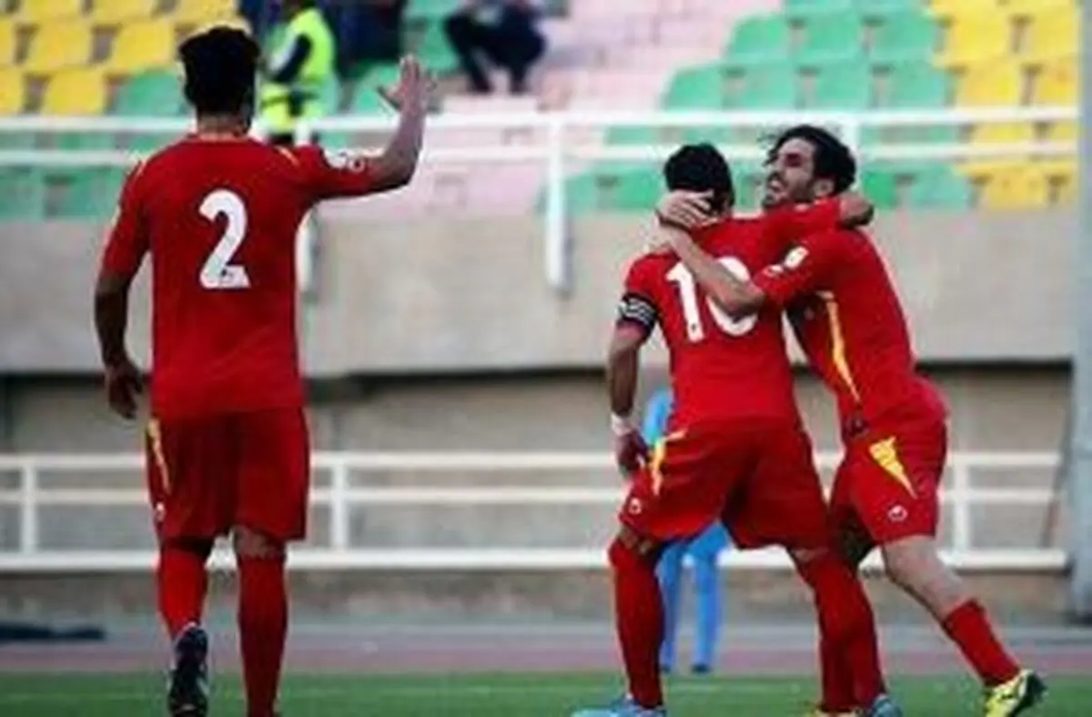 دست خالی پدیده در برابر پرسپولیس