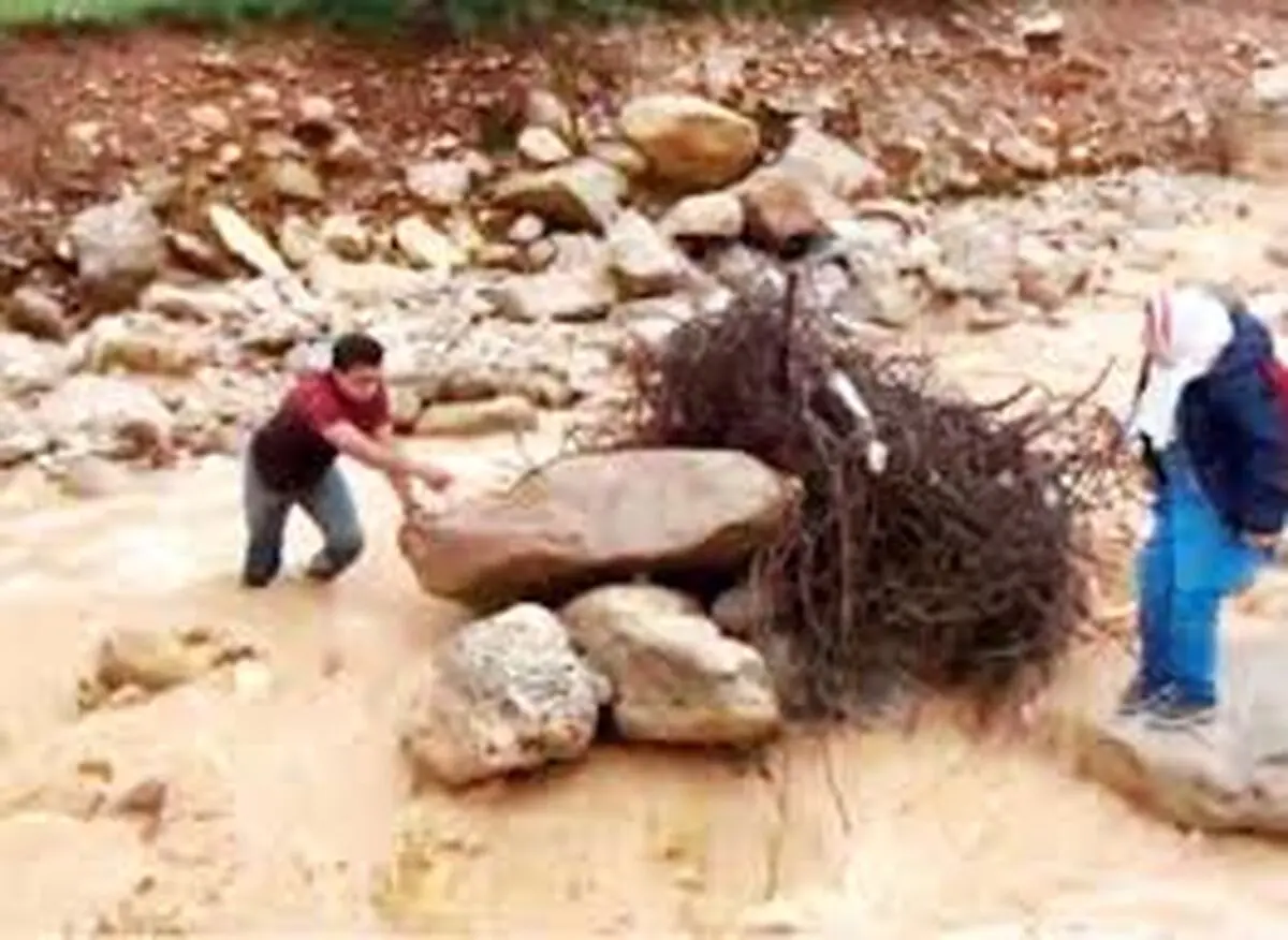 ببینید| معلم فداکار  بختیاری جان دو کودک را نجات داد

