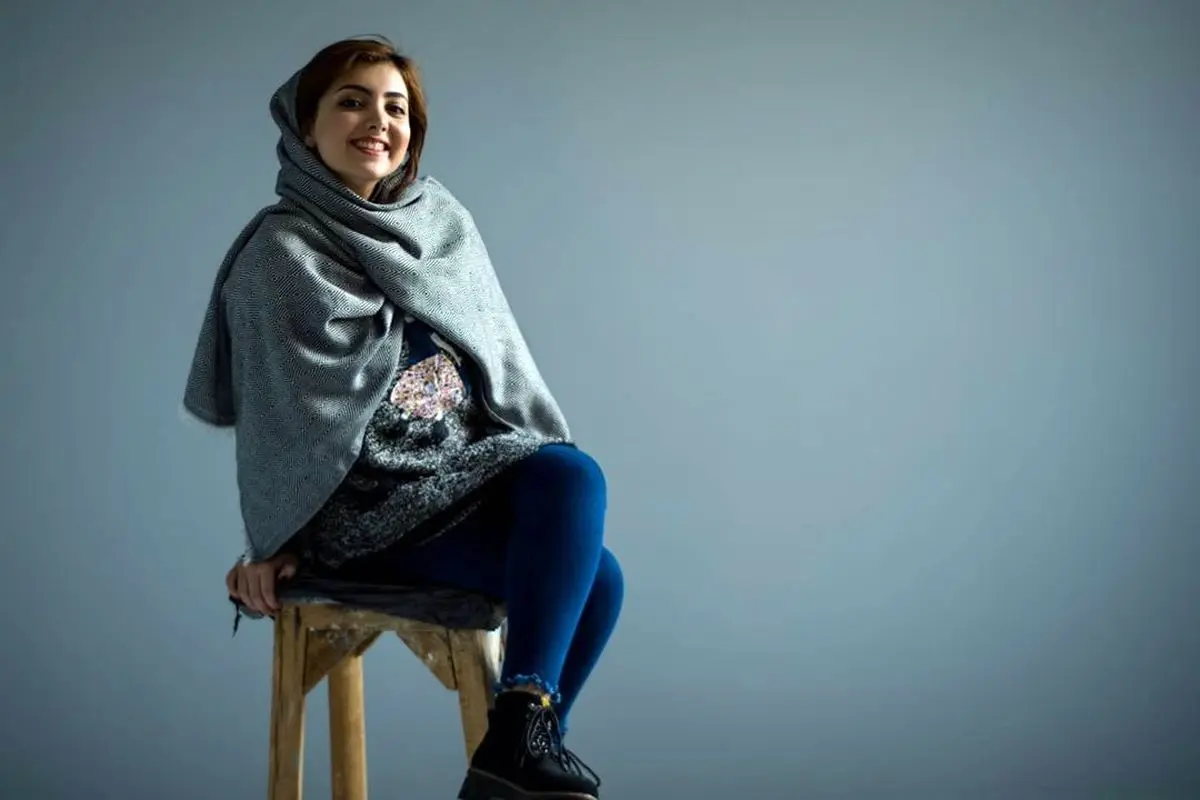رقص گل های داوودی در دستان زیبا کرمعلی /عکس