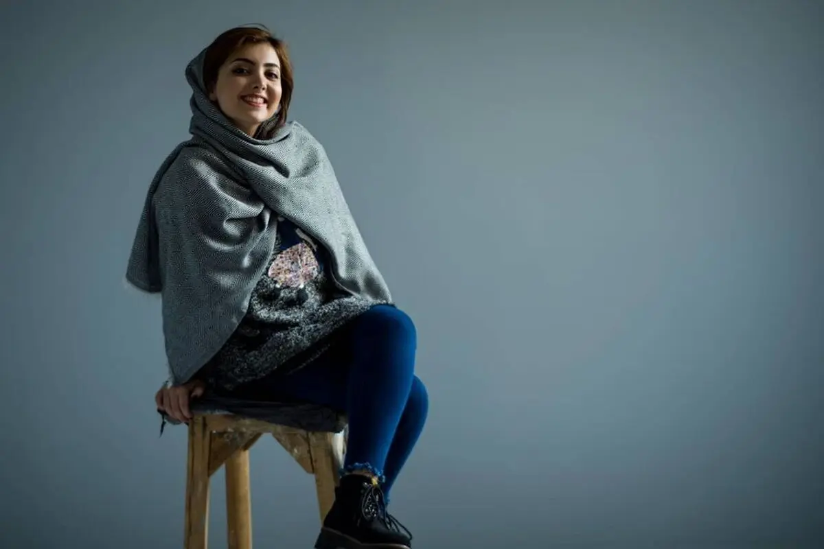 رقص گل های داوودی در دستان زیبا کرمعلی /عکس