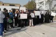 جمعی از بازرسان وزارت صنعت مقابل مجلس تجمع کردند