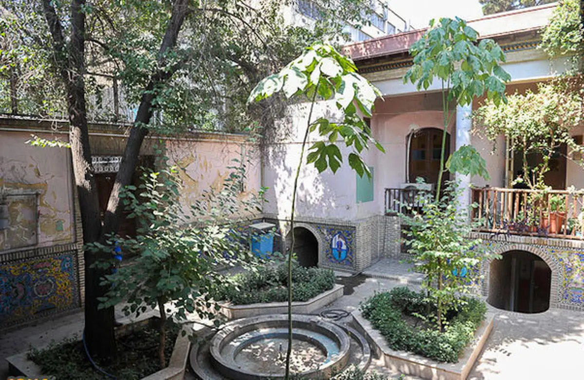 کسب درآمد پنهانی از خانه صادق هدایت