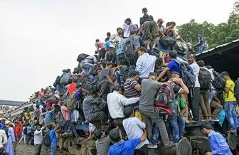 ازدحام مسافران قطار در بنگلادش 