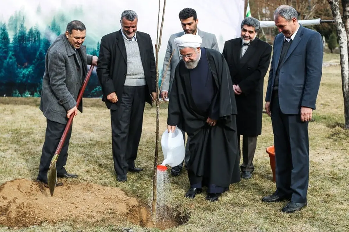 روحانی یک اصله نهال در سعدآباد غرس کرد 