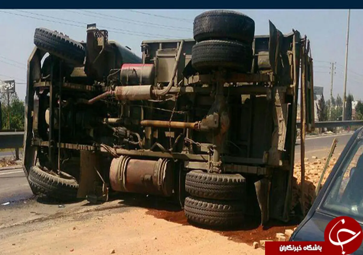 
تصادف عامل واژگونی کامیون حامل آجر
