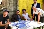 شاگردان علی کریمی قراردادشان را کنار زمین امضا کردند!