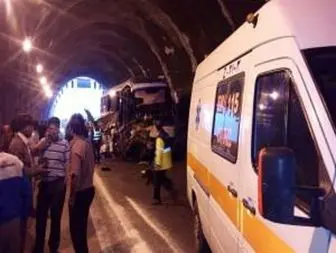 برخورد اتوبوس و تریلر در تونل شیبلی ۱۱ نفر را روانه بیمارستان کرد+تصاویر
