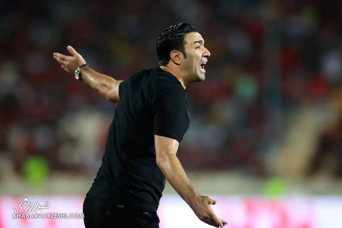 استقبال جالب هواداران استقلال از نکونام با آتش آبی