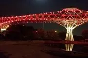 پل طبیعت قرمز می‌شود

