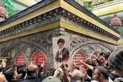اشک‌های فرزندان رهبر شهید انقلاب هنگام قرائت نماز بر پیکر ایشان