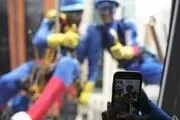 خلاقیت دو کارگر شیشه‌پاکن برای شاد کردن بچه‌های مریض + عکس
