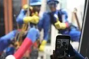 خلاقیت دو کارگر شیشه‌پاکن برای شاد کردن بچه‌های مریض + عکس