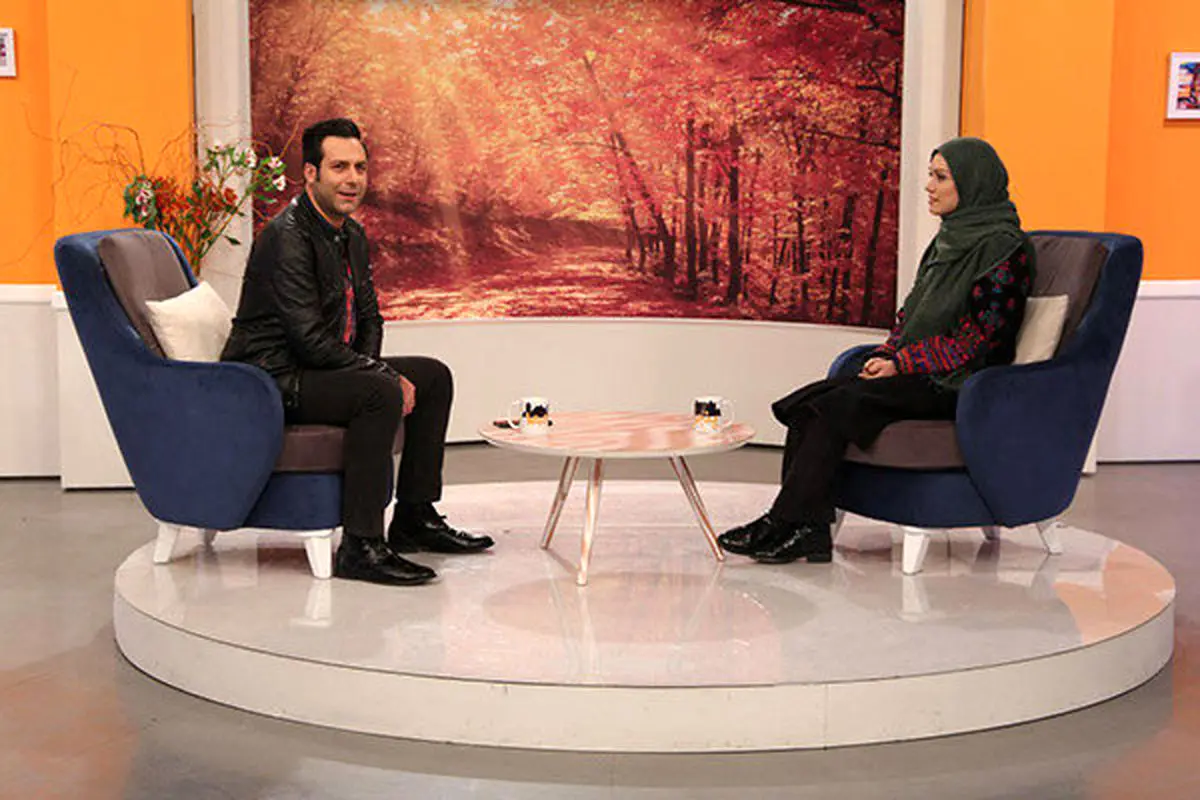 کمک "کامبیز دیرباز" به آقای مجری