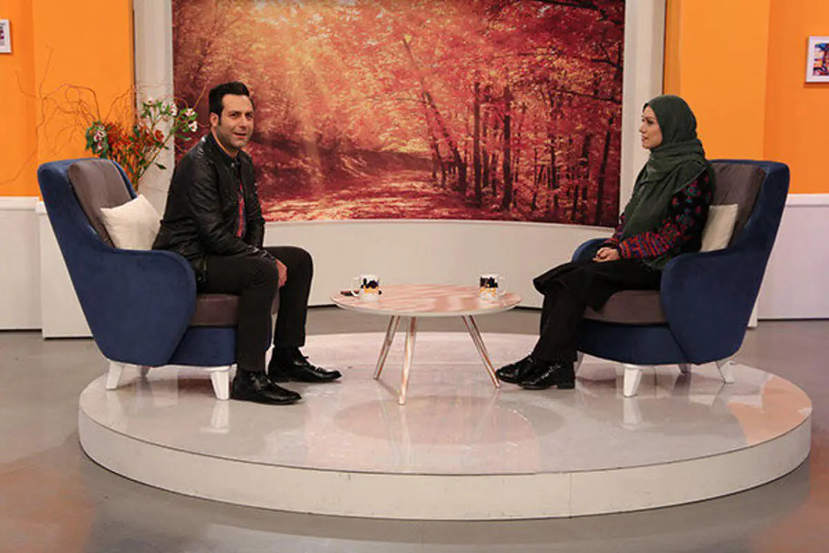 کمک "کامبیز دیرباز" به آقای مجری