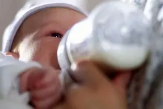 نحوه شیردادن به نوزاد به وسیله شیشه