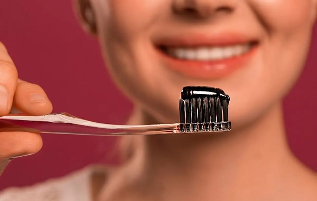 آیا واقعا میتوان از زغال برای سفید کردن دندان استفاده کرد؟