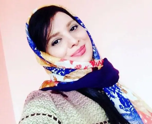 روشنک عجمیان در کنار زاینده رودِ بی آب! /عکس
