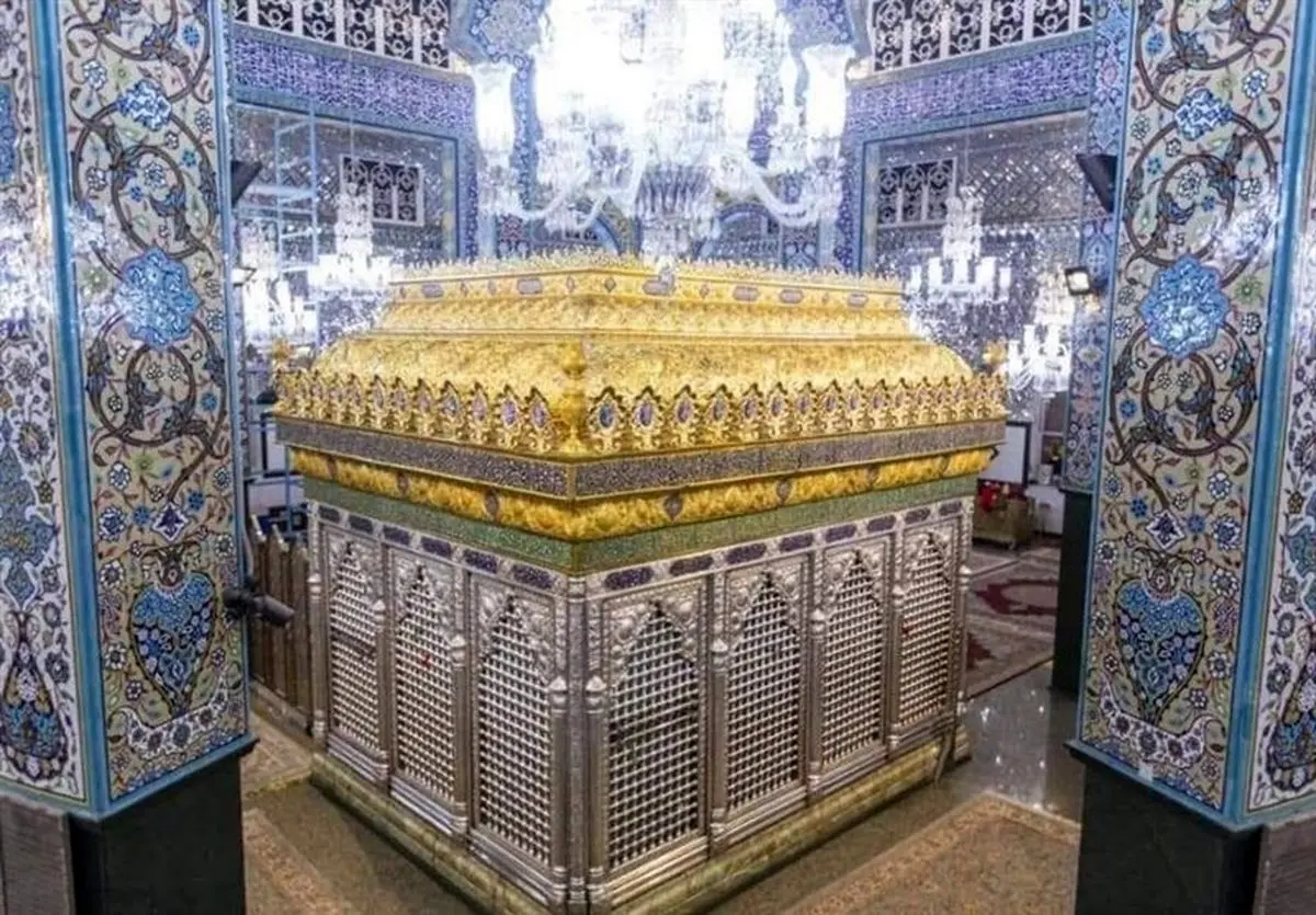 نصب تاج جدید ضریح مطهر حضرت زینب (س) + عکس