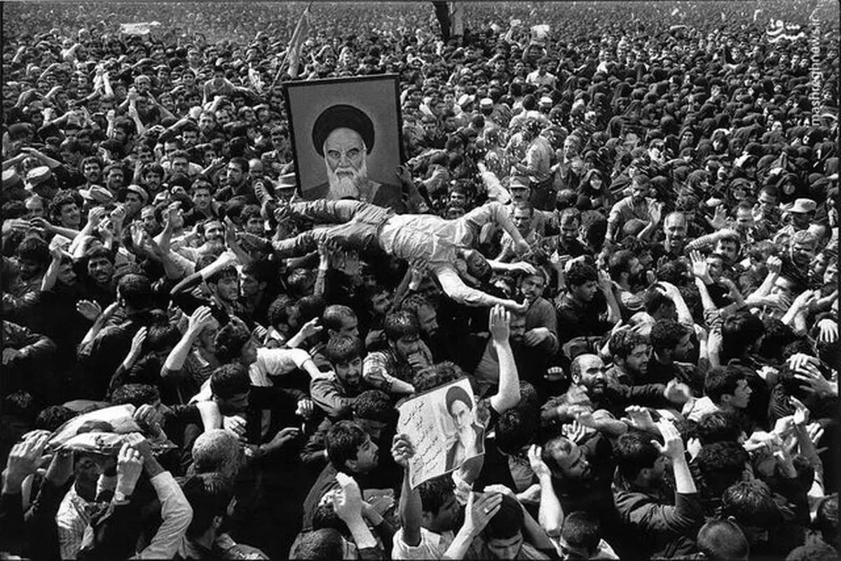 عکسی ماندگار از مراسم تشییع پیکر امام(ره)

