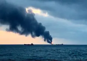 آتش گرفتن دو کشتی در تنگه کرچ در نزدیکی کریمه