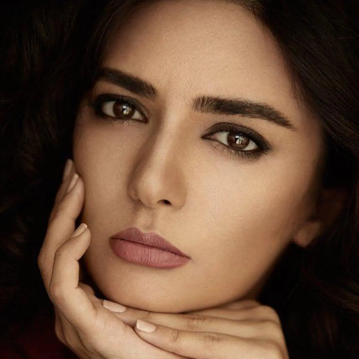 بی حوصلگی های لیندا کیانی در یک رستوران /عکس