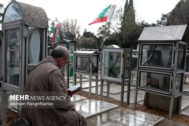 لحظات تحویل سال در گلزار شهدای تهران