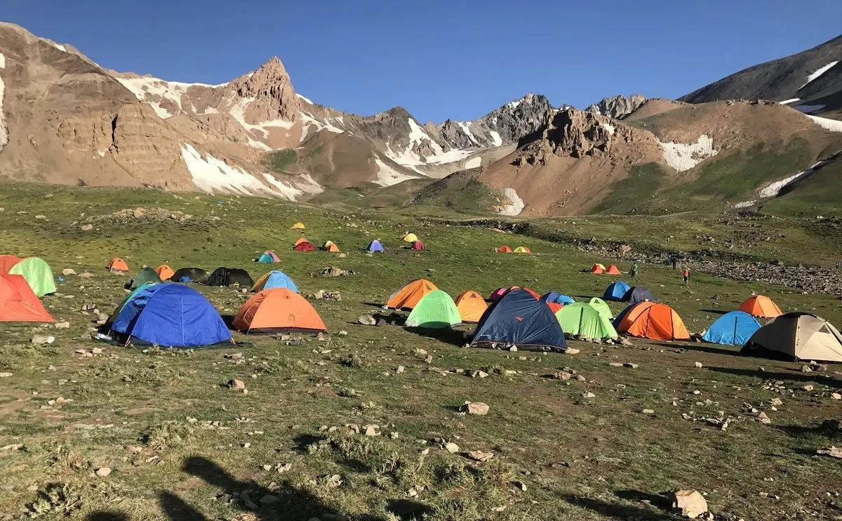جمعآوری زبالههای دشت حصارچال علم کوه توسط کوهنوردان