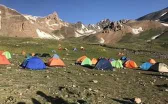 جمع‌آوری زباله‌های دشت حصارچال علم کوه توسط کوهنوردان