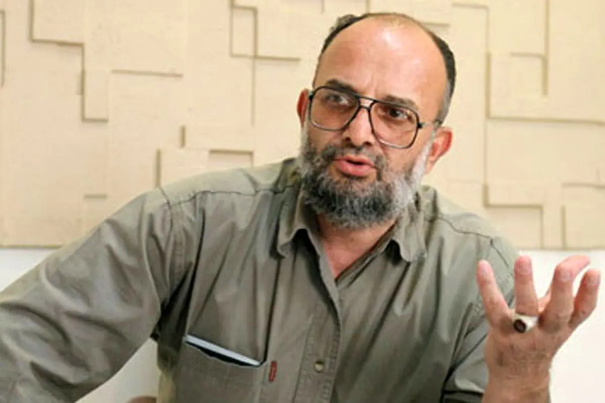 جوانان باید با شور انقلابی مشت خود را به دهان اختلاسگران داخلی بزنند
