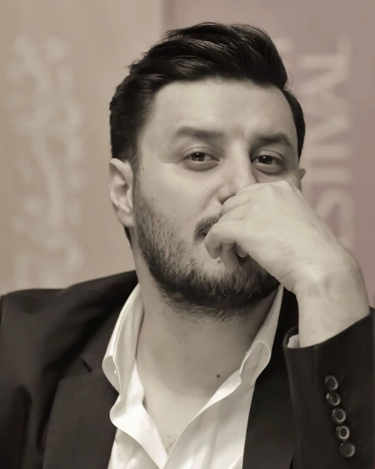 عکس متفاوت «پریناز ایزدیار» در صفحه «جواد عزتی»