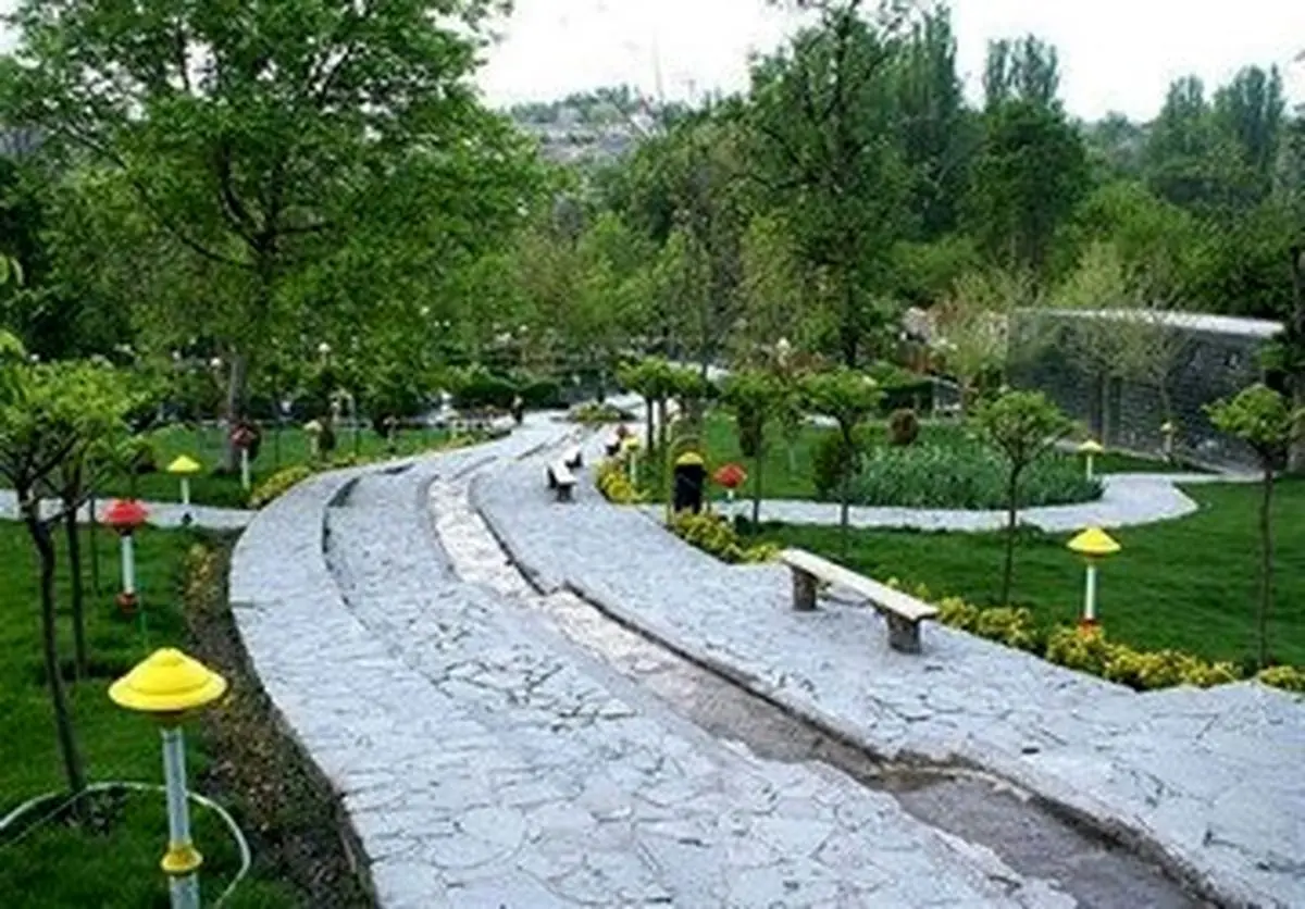  بنر عجیب در پارک پردیسان +عکس