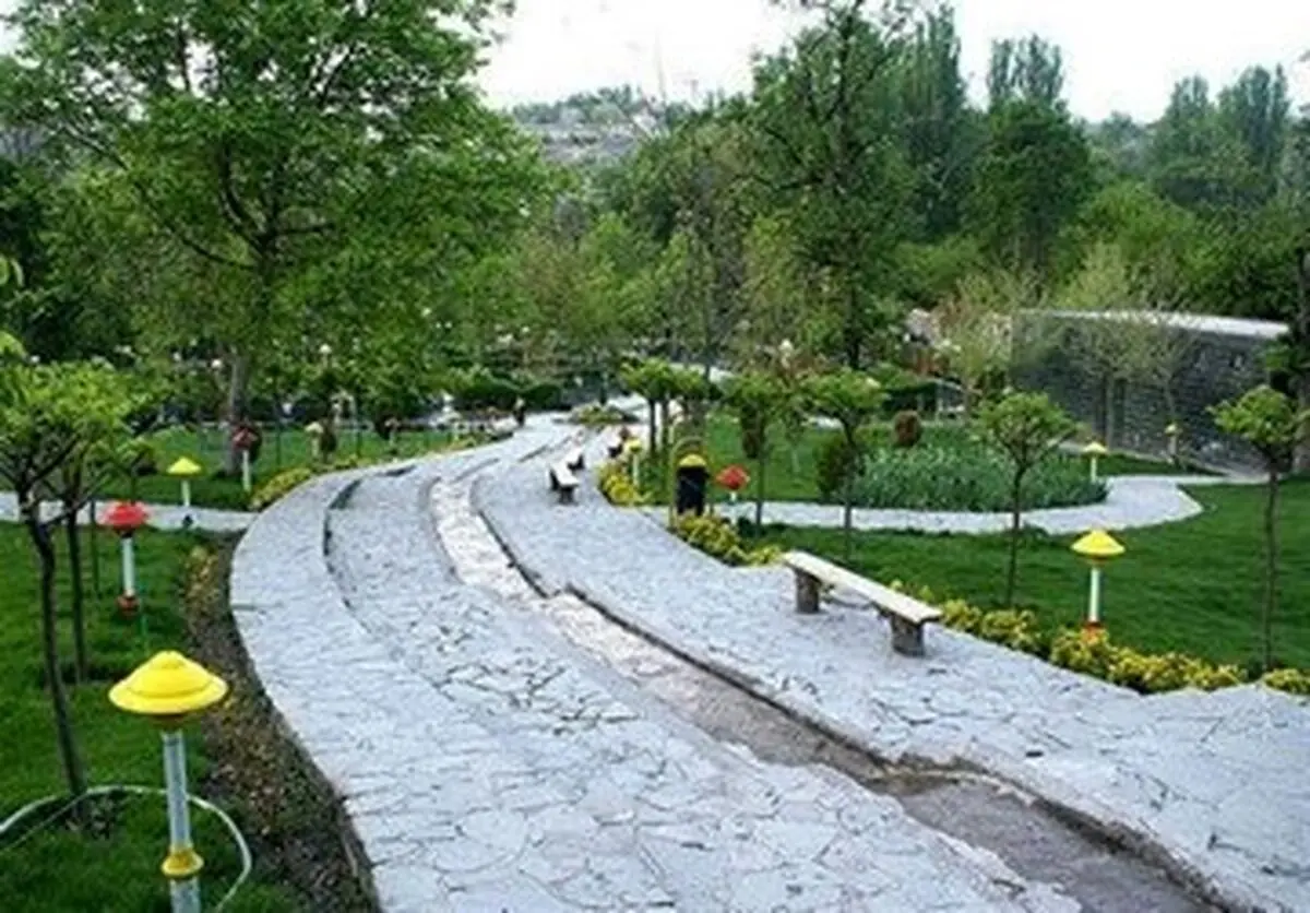  بنر عجیب در پارک پردیسان +عکس